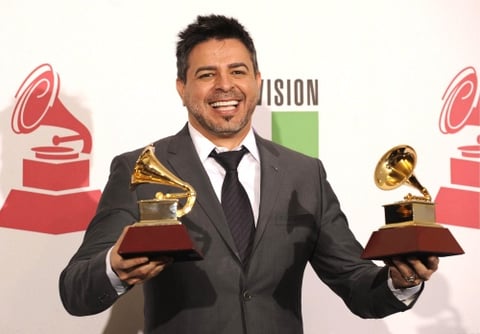 El cantante nicaragüense Luis Enrique posa con sus reconocimientos.