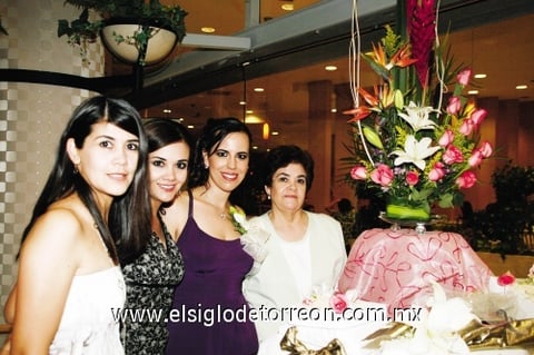 01112009 Gloria Garza González con las organizadoras de su despedida Esther Reynoso de Gómez, Carolina y Georgina Gómez.