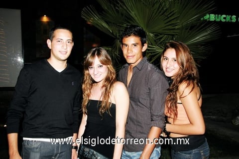 01112009 Benjamín, Kackie, Joel y Lorena.