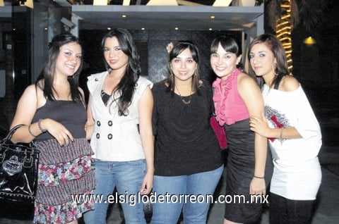 01112009 Entre amigas. Diana Arreola, Itzali Rodríguez, Adriana Del Bosque, Olivia Ramos y Deyanira Padilla.