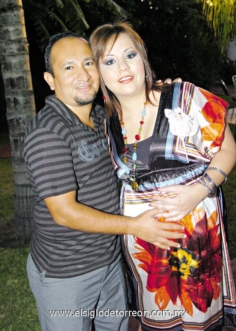 01112009 Muy felices.  Lucieron los futuros papás de la pequeña Luciana Baldemar; CP. Baldemar González Herrera y Paulina Sugey Talamantes de González.- Érick Sotomayor Fotografía