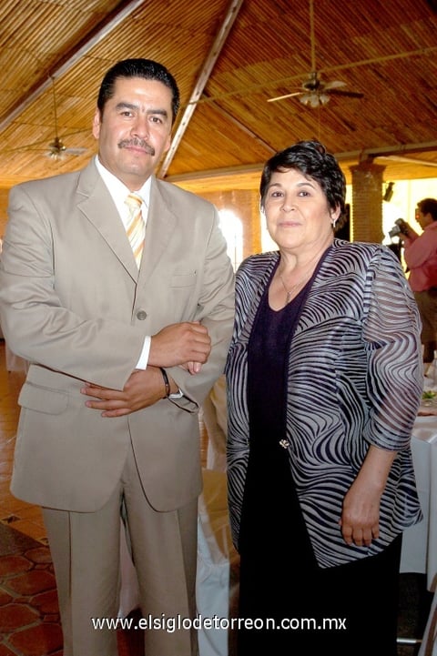 01112009 Luis Palomares Gueta y Estela Gueta de Palomares, hermano y madre de la novia.