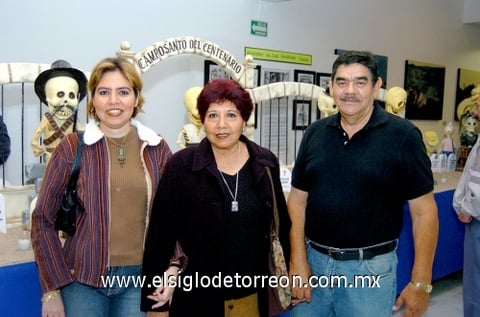 01112009 Karla Edith Montañez, Margarita Flores de Montañez y Javier Montañez.