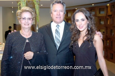 01112009 Radiantes. Susana Niño de Rivera, Ricardo Niño de Rivera y Nancy Perella.