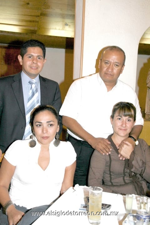 01112009 Imelda Velázquez y Roberto Armendáriz, Mónica de Cerón y Guillermo Cerón.