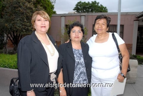 01112009 Festejaron. Sandra Herrera Talavera, María Elena Paredes Trujillo y Magdalena Pérez.