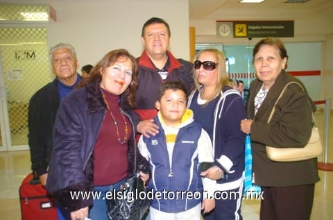 02112009 Viajeros. La familia Matrón conformada por: Miguel, Gerardo, Verónica, Lourdes, Concepción y el pequeño Gerardo.