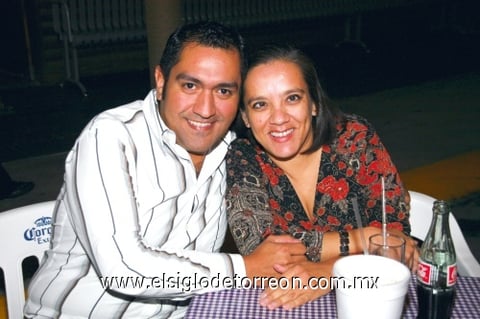 02112009 Ricardo Guerrero y Leticia Blakely, disfrutaron de su compañía.