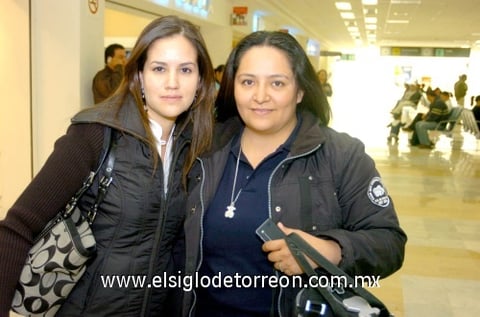 03112009 Gisela y Liliana llegaron de la Ciudad de México donde trataron asuntos de trabajo.