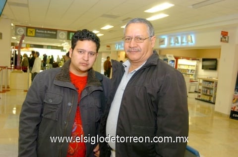 03112009 Jesús Flores viajó a la Ciudad de México y fue despedido por su papá, Sr. Antonio Flores.