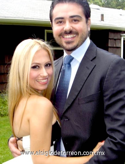 03112009 Martha Viesca de Velázquez y Enrique Velázquez Villarreal en un festejo en Nueva York.