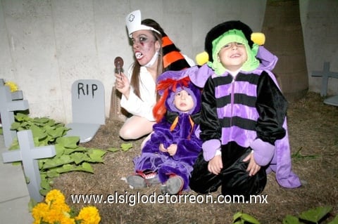 03112009 Carmen con sus hijos Patricio y Luis Arturo.