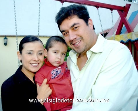 03112009 Karina, Óscar y Emiliano Frayre, captados recientemente.