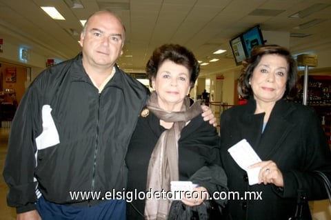 04112009 Jesús García Colores despidió a Ada Colores de García y Angelina Colores de Fernández.