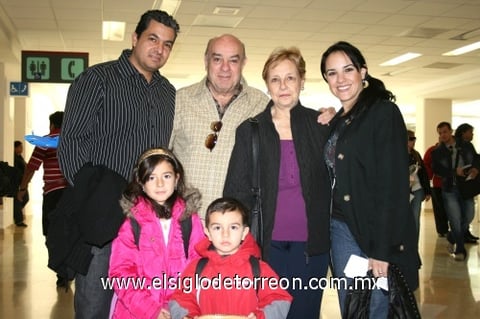 04112009 Raúl Ramos, Judith Taver, Sebastián y Silvana despidieron a Judith Gurza y Gerardo Taver Madero.