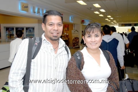 04112009 Luis Fernando Rodríguez Morán y Paula Chay Gálvez realizaron un viaje de trabajo.
