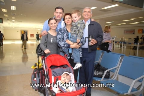 04112009 Norberto Valdés, Mariana de Valdés y los niños Norberto y Paulina fueron despedidos por Norberto Valdés y Doralicia de Valdés.