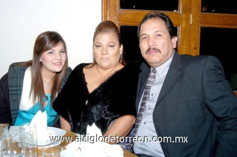 04112009 Angélica Nallely Fernández, Mary Cruz Favela y René Fernández.