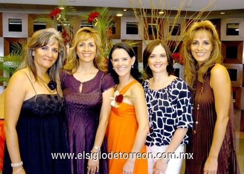 04112009 Susana Elósegui Cross fue agasajada con una fiesta prenupcial organizada por su futura suegra, Sra. Elizabeth González de Santiago, quien la acompaña junto con sus hermanas Laura y Nora González, y su cuñada Yadira de González.
