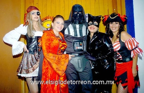 05112009 Karime Murra, Zaida Ramírez, Armando Muñoz, Karla Alvarado y Claudia Mares, disfrutaron de un festejo de disfraces.