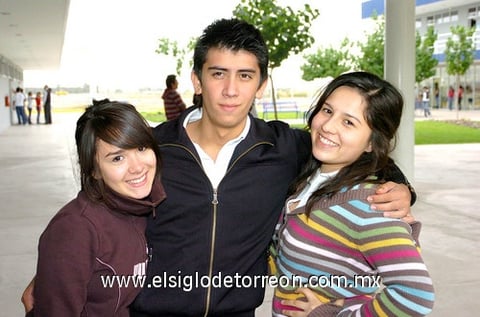 05112009 Goretti Duarte, Alejandro Zataráin y Karen Reuter.