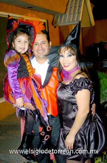 05112009 Mario Fernández festejó su cumpleaños con una reunión de disfraces junto a su esposa Norma Leticia Serrano de Fernández y su hija Joselyn.