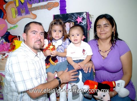 05112009 Karol Alegna Simental Martínez e Ian Ramón Simental Martínez, celebraron cuatro y un año de vida respectivamente, en compañía de sus padres, Sres. Ramón Simental y Luisa Martínez.