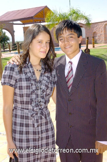 05112009 Sonrientes captamos a Andrea Guerrero y Armando Morales.