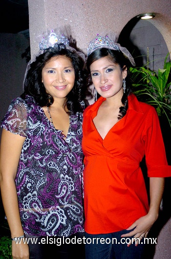 05112009 Paola Flores García y Fabiola Medina Ávila fueron despedidas de su vida de soltera.