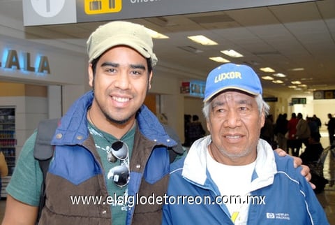 05112009 Salvador Murillo regresó a Los Ángeles, California, y fue despedido por su papá, Sr. Benito Murillo.