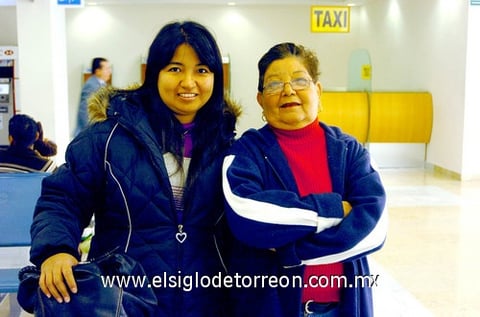 05112009 Marlene Padilla regresó de Londres y fue recibida por su amiga Blanca Hernández.