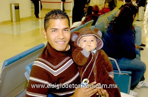05112009 Solimar Cruz y su pequeño hijo Solimar, viajaron con rumbo a Chihuahua.