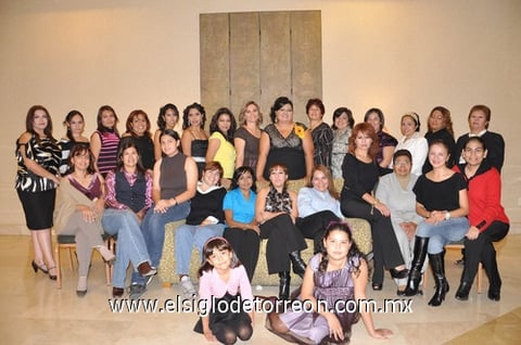 06112009 Numeroso grupo de amigas y familiares que acompañaron a la futura contrayente en su fiesta prenupcial. EL SIGLO DE TORREÓN / MIRIAM BARKER