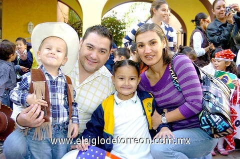 06112009 Familia Rendón. Carlos y Liliana con sus hijos Andre y Carlitos.