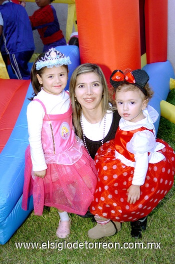 06112009 Irma Cáceres con sus  hijas Andrea y Astrid Sánchez Cáceres.