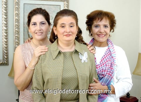 06112009 Acompañan a Susana Pavón Wong, las organizadoras de su fiesta prenupcial, Mirna Pérez Landin y Laurita Borda.- Érick Sotomayor Fotografía