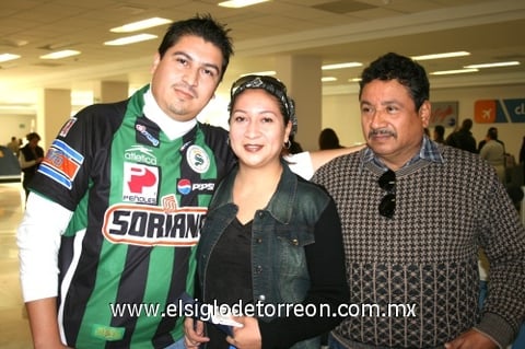 07112009 Ofelia Zermeño fue despedida al emprender un viaje a Huatulco por su hermano Gustavo y su papá, Sr. Jesús Zermeño.