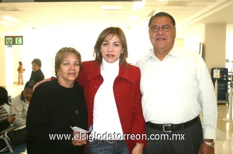 07112009 Ara y Zenny Sánchez se fueron con destino a la Ciudad de México y fueron despedidos por Jesús Manuel Sánchez.
