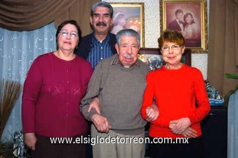 07112009 Don Raúl Valdivieso (al centro) junto a Gaby, Raúl y Blanca, en su festejo de cumpleaños número 91.
