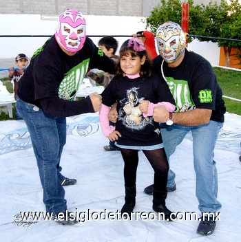 08112009 La cumpleañera en compañía de su tío Pável Cepeda Villarreal y su papá Mario Cepeda V.