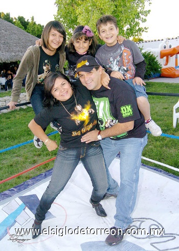 08112009 Isis Natalia en compañía de sus papás, Mario Cepeda Villarreal y Alma Cepeda de Cepeda, así como sus hermanos Alma Daniela y Mario.