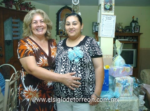 09112009 Liza Sánchez de González junto a la organizadora de su fiesta de canastilla, María del Rosario Cuéllar.