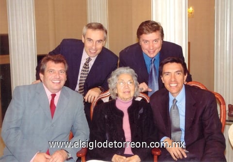 08112009 Germán, Sergio, Rafael y Jaime Olivares García, captados con su mamá, doña María Teresa Martínez Vda. de Olivares, el día de su cumpleaños.
