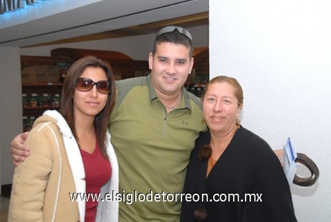09112009 Houston. Manuel Molina fue despedido por Dolores Molina y Laura Jiménez Molina.