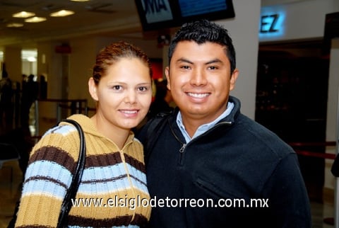 09112009 Hermosillo. Para tratar asuntos de trabajo viajó Jair Adame y fue despedido por Marisol Vega.