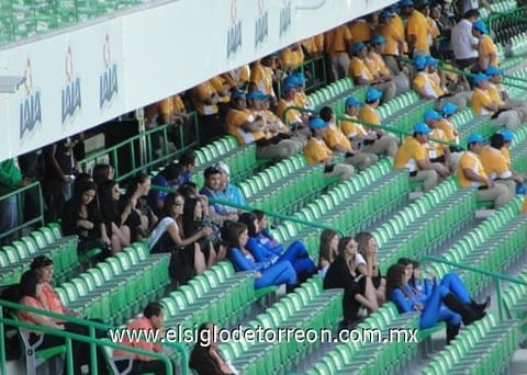 Aficionados esperan el show en el TSM. Foto: Club Santos Laguna