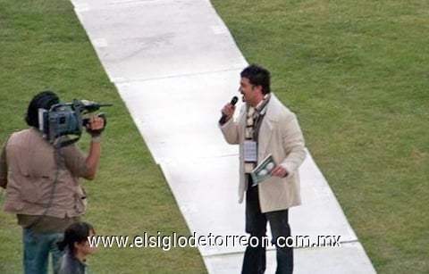 El actor y conductor Fernando del Solar dio las palabras de bienvenida a la afición santista.