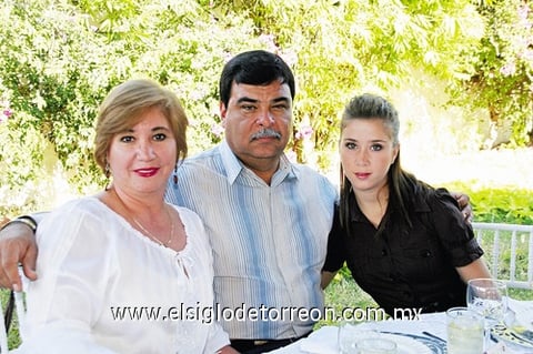 08112009 Virginia y Martín con su hija Mónica Arreola Celis.