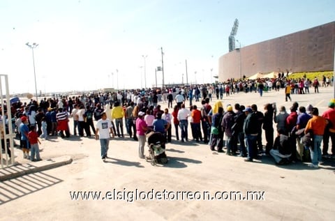 Caos total se vivió en el nuevo estadio Corona por los cientos de aficionados que abarrotaron la taquillas del inmueble en busca de un boleto para el partido Santos-América.
