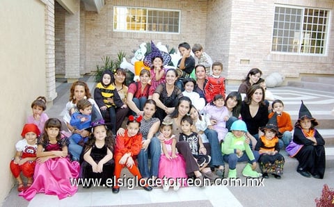08112009 Niños celebraron por anticipado el día de disfraces.
